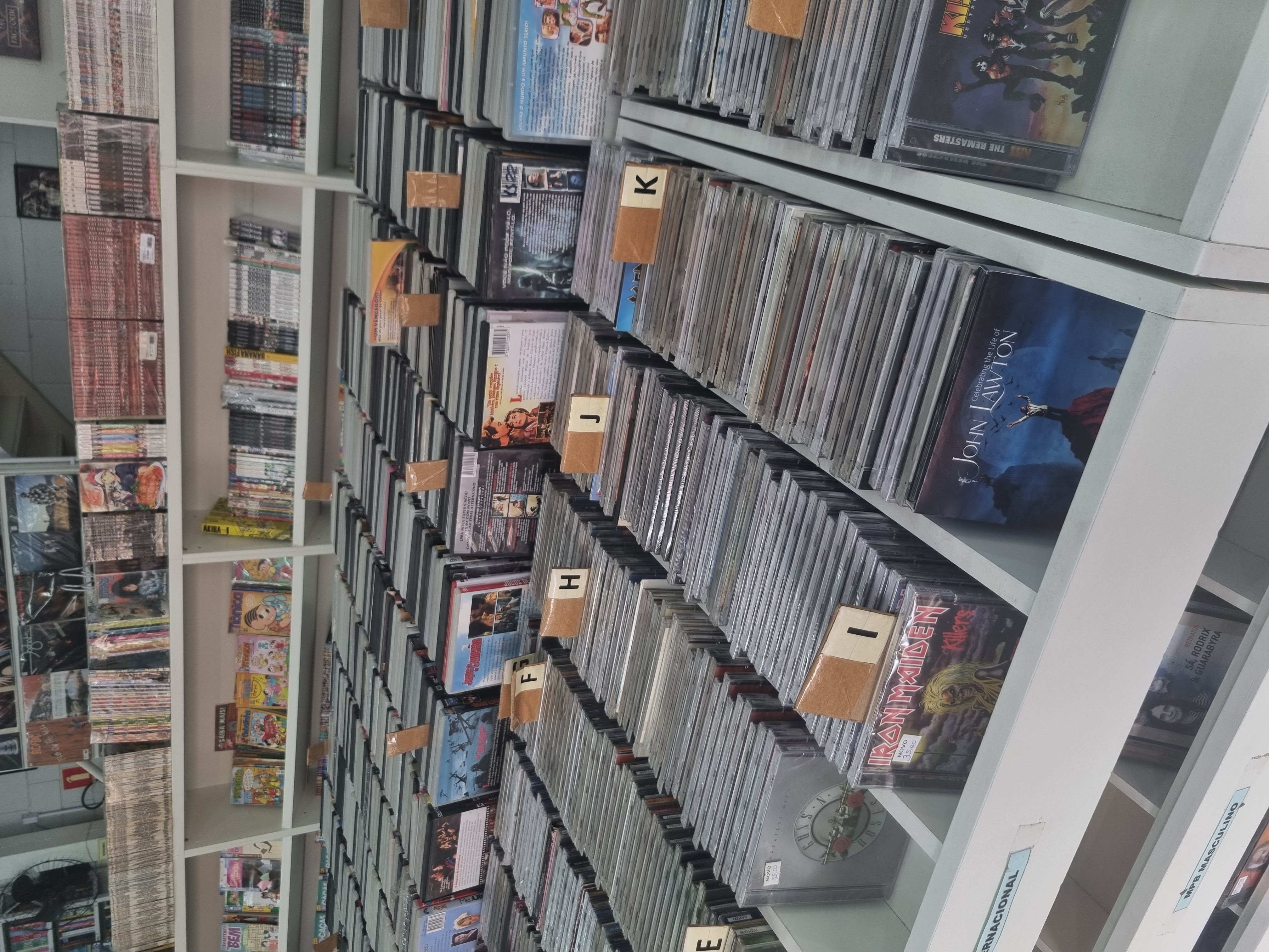Acervo de CDs em loja de discos